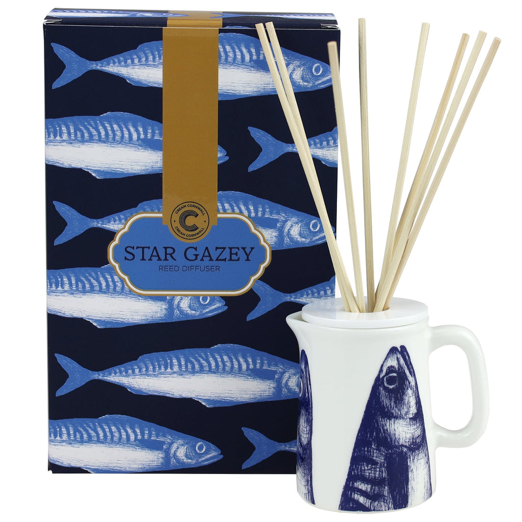 Sailors Story room diffuser with natural reeds in front of the product box.