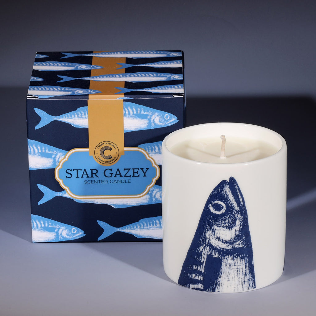 This is a blend of spicy top notes of pink pepper, pomegranate and cardamon, with clove and amber base in a candle beaker with Mackerel heads on.